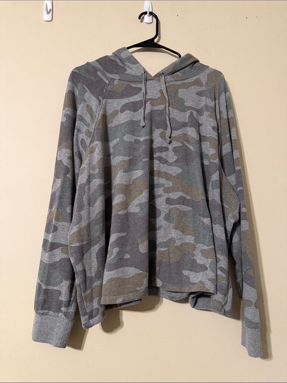 Women’s Cropped Camouflage Hooded Sweater - Gray/Green
